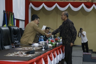 Politisi PPP Irwansyah saat menyerahkan pandangan umum fraksinya