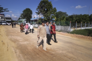 Raja Bahtiar, Saproni dan Sahmadin Sinaga saat meninjau lokasi