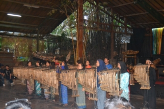 Rombongan Anak Panti Saat Mencoba Memainkan Alat Kesenian Angklung di Saung Udjo