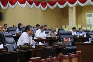 Sahat Sianturi saat menyampaikan pendapat dalam sidang paripurna