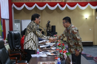 Sarafudin Aluan menyerahkan Pandum Fraksi PKS-PPP ke Gubernur Nurdin