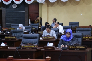 Sejumlah anggota DPRD Kepri tampak serius mengikuti jalannya sidang