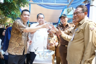 Sekdako Riono saat uji coba minum air SWRO