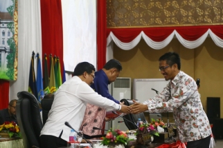 Sekdaprov Arif Fadillah salaman dengan Ketua Komisi I DPRD Kepri Abdurrahman