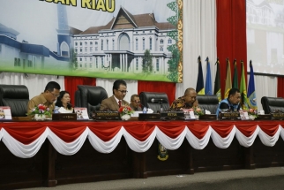 Sekdaprov Kepri Arif Fadilah bersama Pimpinan DPRD Kepri saat memimpin sidang