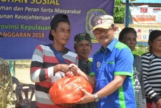 Sekdis Sosial Prov Kepri memberikan bantuan kepada warga