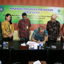 Sekretaris DPRD Pemprov Kepri Hamidi saat tanda tangan