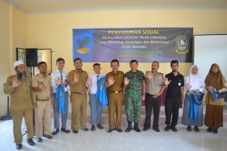 Sekretaris Dinas Sosial Prov Kepri Foto Bersama Perwakilan Peserta Penyuluhan, Tamu Undangan dan Pegawai Dinas Sosial Karimun