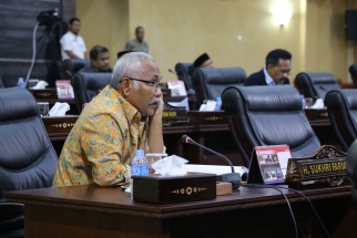 Sekretaris Komisi I DPRD Kepri Sukhri Farial menyampaikan pendapat saat paripurna