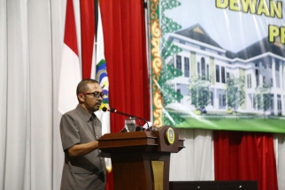 Sekwan DPRD Kepri Hamidi menyampaikan laporan hasil sidang paripurna