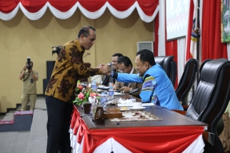 Sirajudin Nur menyalami Wakil Ketua DPRD Kepri Husnizar Hood