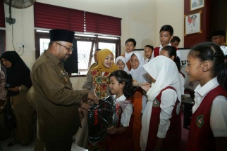 Siswa SD menerima bingkisan dari Wali Kota Lis Darmansyah