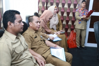 Staf DPRD Kepri saat mengikuti rapat panlih