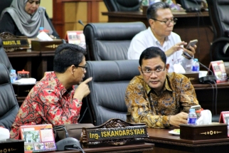 Surya Makmur Nasution berbincang dengan Iskandarsyah