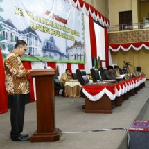 Surya Makmur Nasution saat menyampaikan laporan pansus