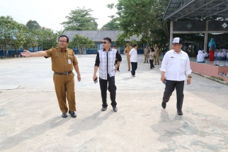 Taba Iskandar bersama Jusrizal saat tinjau SMA