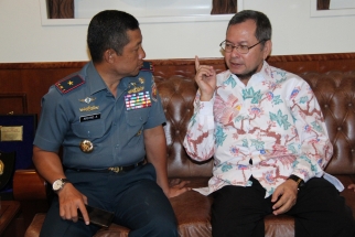 Tengku Afrizal Dahlan saat berbincang dengan Danlantamal IV Tanjungpinang