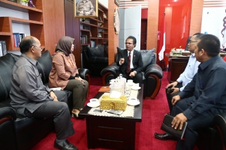 Tiga Komisioner KPU Kepri bersama sekretaris menemui Ketua DPRD Kepri di ruang kerjanya