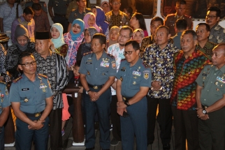 Waka III DPRD Kepri, Tengku Afrizal Dahlan saat Coctail Party di Geladak KRI Bima Suci-945