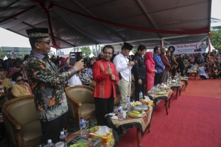 Wakapolda Kepri Brigjend Pol Yan Fitri Halimansyah memotret Ketua DPRD Kepri Jumaga Nadeak