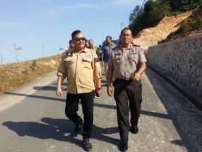 Wakasat Brimob Polda Kepri AKBP Joko bersama Widiastadi meninjau lokasi pembangunan