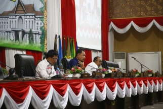 Wakil Ketua DPRD Husnizar dan Rizki Faisal saat memimpin sidang paripurna