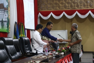 Wakil Ketua DPRD Kepri Husnizar Hood menerima laporan reses dari Anggota DPRD Kepri Dapil Natuna-Anambas, Taufik