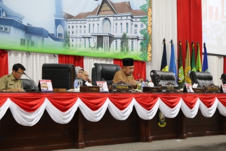 Wakil Ketua DPRD Kepri Husnizar Hood saat memimpin sidang paripurna