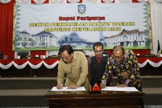 Wakil Ketua DPRD Kepri Rizki Faisal menandatangani pengesahan Perda Kelistrikkan