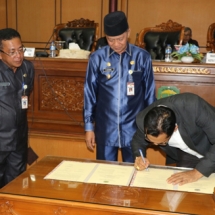 Wakil Ketua DPRD Tanjungpinang Ahmad Dani menandatangani pengesahan 11 ranperda yang akan dibahas tahun 2017