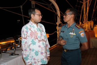 Wakil Ketua III DPRD Kepri berbincang dengan perwira TNI AL