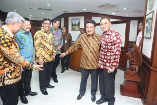 Wakil Ketua Komisi I DPRD Kepri Taba Iskandar bercengkrama dengan Kepala BNN Komjen Pol Heru Winarko