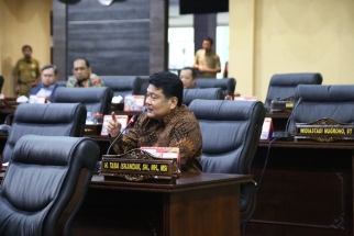 Wakil Ketua Komisi I DPRD Kepri Taba Iskandar menyampaikan pendapatanya dalam sidang