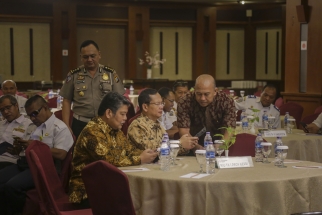 Wakil Ketua Komisi I DPRD Kepri Taba Iskandar serius mengikuti jalannya acara