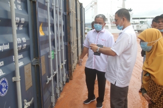 Wakil Ketua Komisi III DPRD Kepri, Surya Makmur Nasution saat mengecek limbah plastik di Batam