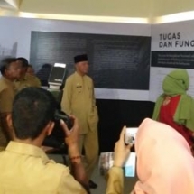 Wakil Wali Kota H Syahrul mendengarkan penjelasan tentang Museum Keliling Kebangkitan Nasional