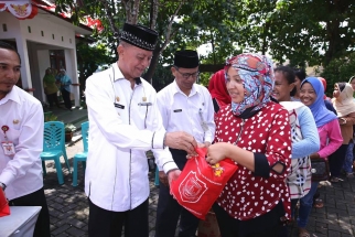 Wakil Wali Kota H Syahrul menyerahkan paket bingkisan