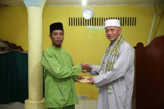 Wakil Wali Kota Syahrul menyerahkan bantuan