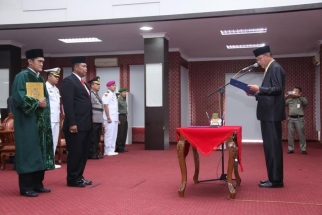 Wakil Wali Kota Syahrul saat melantik Irianto menjadi Kadisdukcapil Tanjungpinang
