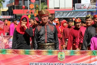 Wakil Wali Kota Syahrul saat memimpin kafilah Tanjungpinang saat pawai taaruf di pembukaan STQ