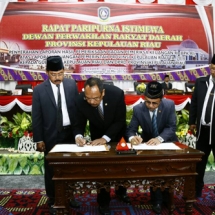 Wakil ketua BPK RI Bahrullah Akbar bersama Ketua DPRD Kepri Jumaga Nadeak tanda tangan pakta itegritas hasil LHP Kepri 2016
