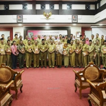Wali Kota H Lis Darmansyah foto bersama dengan para pejabat di lingkungan Pemko Tanjungpinang