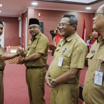 Wali Kota H Lis Darmansyah saat menyerahkan DPA ke Kepala Dispora Kota Tanjungpinang Gunawan Gerounimo.