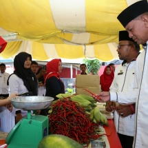 Wali Kota Lis Darmansyah saat meninjau pasar murah bersama wakilnya H Syahrul