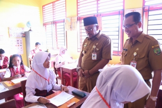 Wali Kota Lis Darmansyah berbincang dengan salah satu siswa SD jelang UN