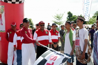 Wali Kota Lis Darmansyah bersama Wakilnya H Syahrul melepas bareng peserta gerak jalan 17 kilometer