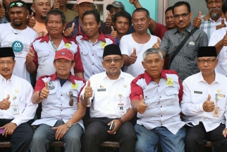 Wali Kota Lis Darmansyah bersama penerima bantuan