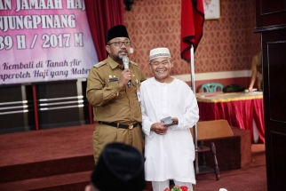 Wali Kota Lis Darmansyah bersama salah seorang Jemaah Haji Tanjungpinang