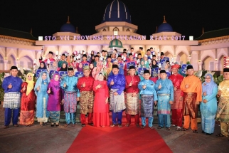 Wali Kota Lis Darmansyah foto bersama Gubernur Kepri Nurdin Basirun usai diumumkan menjadi juara II