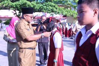 Wali Kota Lis Darmansyah memakaikan kartu peserta UN